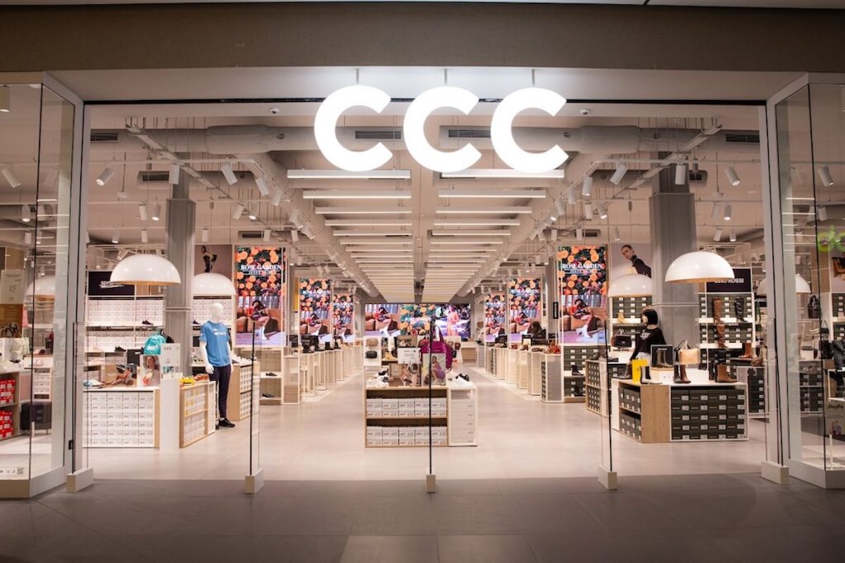 Sklep CCC w galerii handlowej. CCC kupuje od MKRI dwie marki odzieżowe: kaes i worldbox.