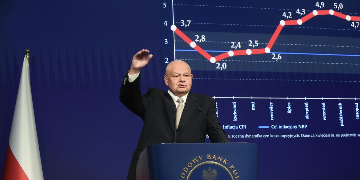 W czwartek rano Główny Urząd Statystyczny ma ogłosić swoją wstępną prognozę inflacji (szacunek wstępny) na lipiec. Analitycy rynkowi przewidują, że raport ten będzie kluczowym wskaźnikiem, ponieważ stopa inflacji w Polsce – pomijając przejściowy spadek wiosną 2024 roku – może zbliżyć się do celu inflacyjnego Narodowego Banku Polskiego po raz pierwszy od ponad czterech lat. Spadek ten wynika głównie ze słabnących czynników referencyjnych związanych z ubiegłorocznymi podwyżkami cen gazu i energii elektrycznej w lipcu 2024 roku. Adam Glapiński, Prezes Narodowego Banku Polskiego.