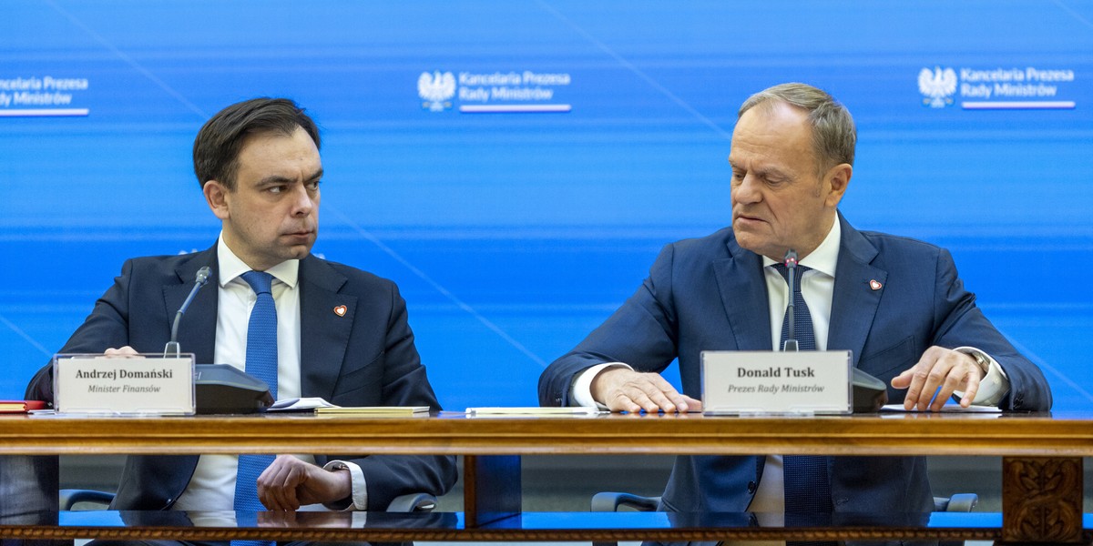 Analitycy PKO BP twierdzą, że znaczący postęp fiskalny może nastąpić dopiero w 2027 roku. Wynika to z wyzwań, takich jak napięte relacje między rządem a prezydenturą, a także z konieczności realizacji obietnic wyborczych. W swojej ocenie przedstawili kluczowe szczegóły proponowanego planu fiskalnego na 2026 rok. Minister Finansów Andrzej Domański i Premier Donald Tusk