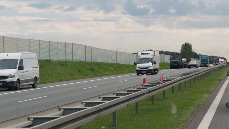 Wypadek na autostradzie A4. Pojazd wojskowy uszkodzony, ranni. - INFBusiness