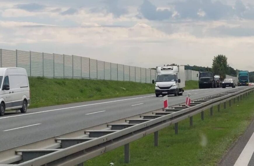 Wypadek na autostradzie A4. Pojazd wojskowy uszkodzony, ranni.