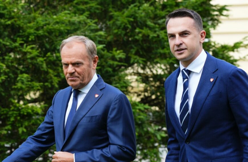 Rzecznik rządu Adam Szłapka poszukuje pracowników. Pensja wynosi blisko 10 000 zł.
