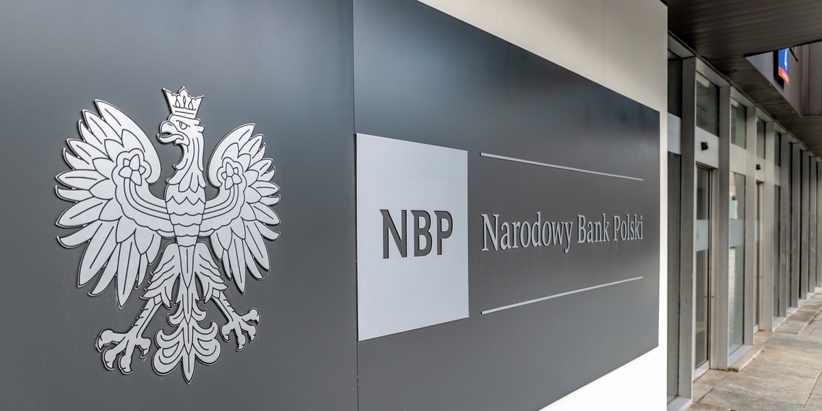 Narodowy Bank Polski w niedawnym komunikacie stwierdził, że „aprecjacja złotego względem walut światowych (zwłaszcza dolara amerykańskiego) obserwowana w 2024 roku może doprowadzić do tego, że NBP ogłosi deficyt w 2025 roku”. Prognozy sugerują, że deficyt ten może przekroczyć 30 miliardów złotych. Instytucja wyjaśnia, że obliczenia te opierają się na danych kursowych z końca czerwca 2024 roku. NBP