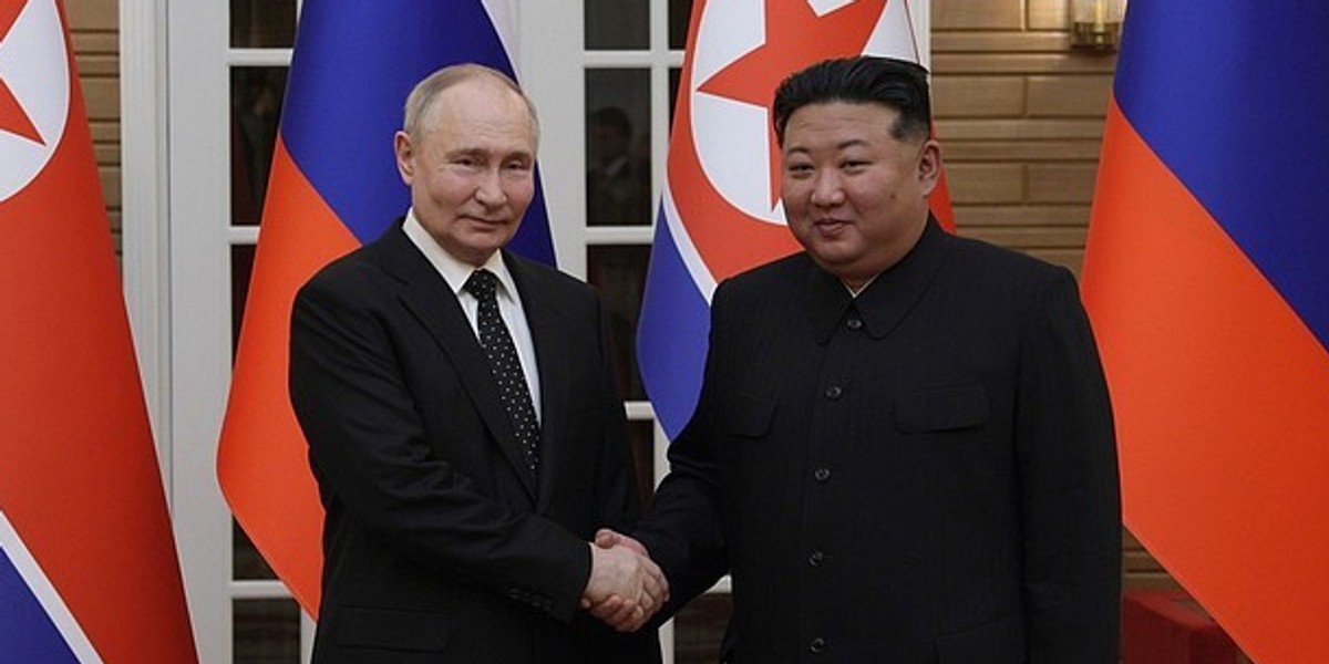 Pod autorytarnym przywództwem Kim Dzong Una Korea Północna osiągnęła najwyższy wzrost gospodarczy od dziesięciu lat. Prognozowany wzrost PKB o prawie 4% jest w dużej mierze przypisywany wsparciu ze strony Rosji i Chin. Jednak powszechne ubóstwo nadal nęka ludność. Prezydent Rosji Władimir Putin i przywódca Korei Północnej Kim Dzong Un