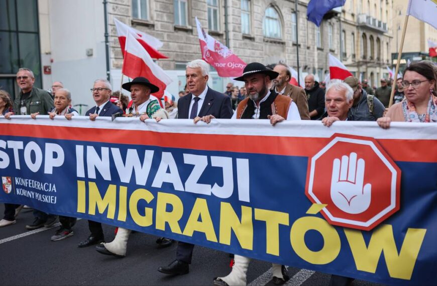 Marsz antyimigracyjny w Warszawie. Flaga UPA spalona.