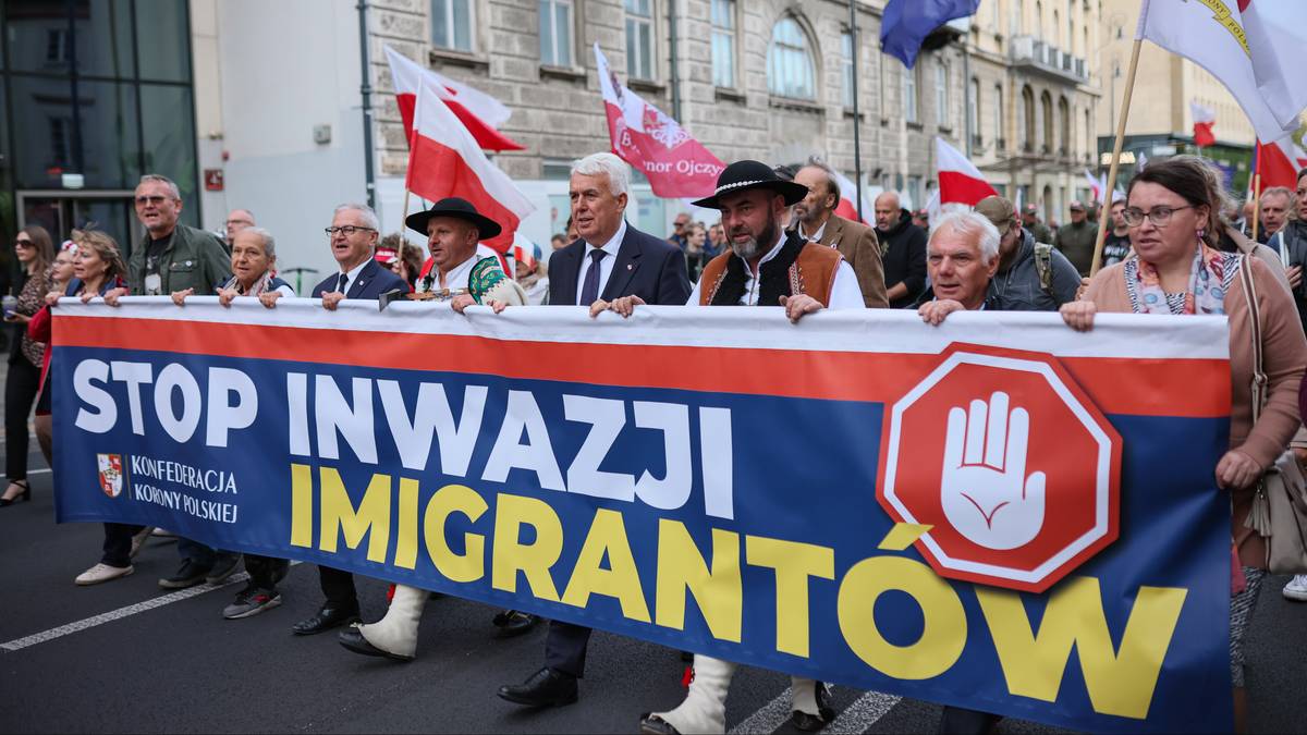 W Warszawie odbył się protest przeciwko imigracji Marsz antyimigracyjny w Warszawie. Flaga UPA spalona.