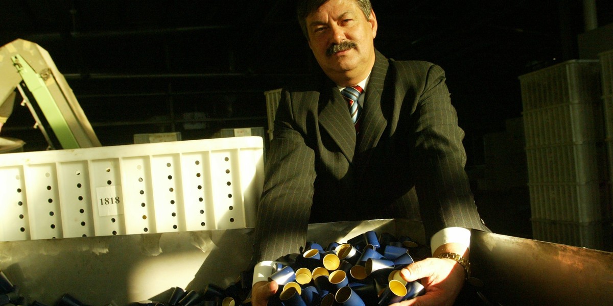 Krzysztof Grządziel całkowicie wycofał się z przedsiębiorstwa produkującego czapki, które pierwotnie założył. Firma jest teraz w całości we włoskiej gestii. Przez ponad dziesięć lat włoscy udziałowcy utrzymywali kontrolę, pozostawiając Grządzielowi ograniczony udział, stanowisko prezesa zarządu i wysokie dywidendy. Teraz całkowicie wycofał się z firmy. Krzysztof Grządziel na zdjęciu sprzed 20 lat