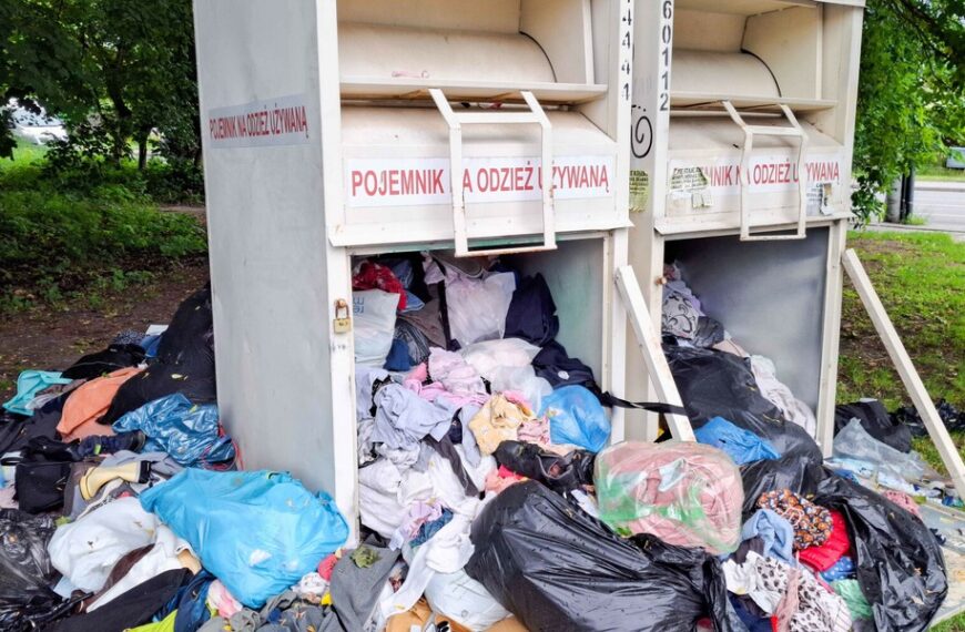 Chaos na rynku odzieży używanej. Trafiają do kominka albo do lasu.