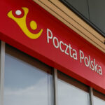 Poczta Polska x Ago: krytyka. Zdjęcie czerwonego szyldu Poczty Polskiej z białym napisem i żółtym logo.