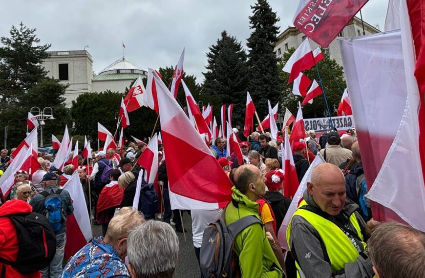 Demonstracje poparcia dla Karola Nawrockiego. Tłumy przed Sejmem