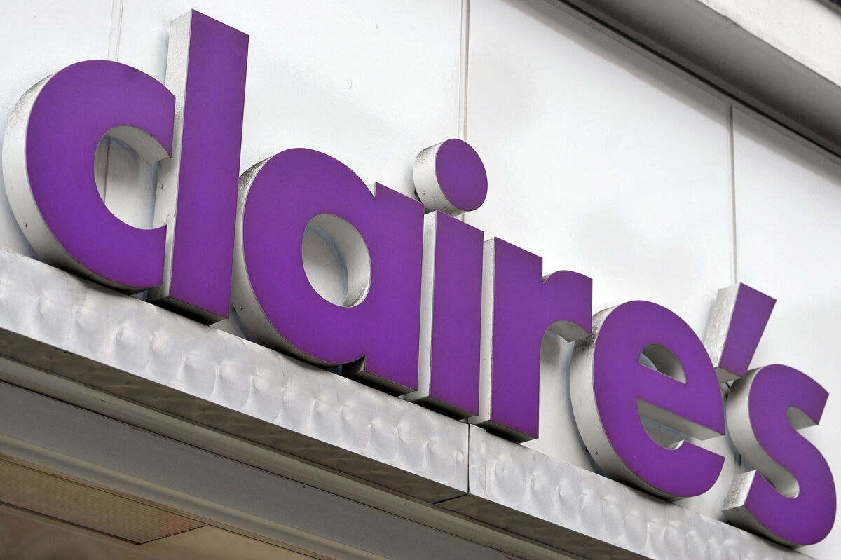 Bankructwo Claire's. Zbliżenie na fioletowy szyld z nazwą sieci jubilerskiej Claire's, której europejskie oddziały borykają się z problemami finansowymi.