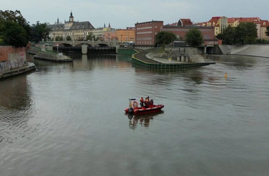 Dramat we Wrocławiu. Ciało młodego mężczyzny wyrzucone na brzeg Odry.