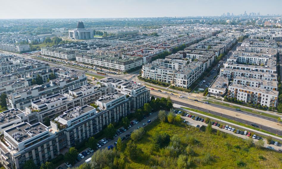 Jak podają CBRE i tabelaofert.pl, w drugim kwartale 2025 roku sprzedaż nowych mieszkań w Warszawie nadal spadała, podczas gdy liczba ofert deweloperskich rosła. Rynek kupującego w Warszawie nabiera rozpędu. Deweloperzy mierzą się ze spadkiem sprzedaży i rosnącą podażą.