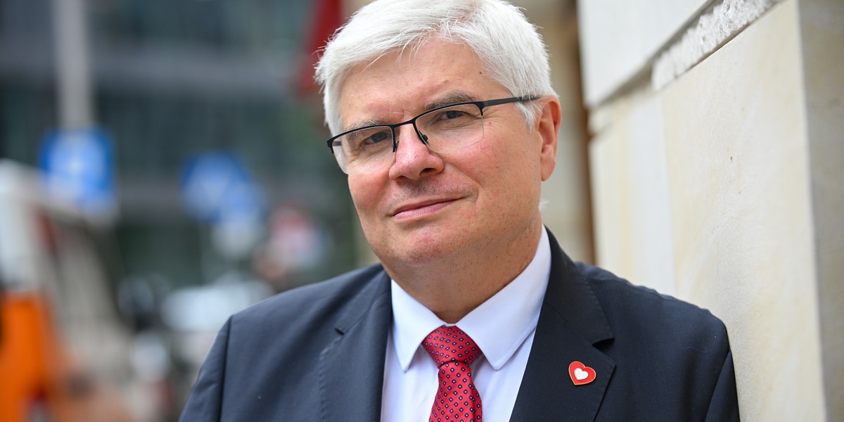 W czwartek Maciej Lasek, pełnomocnik rządu ds. Centralnego Portu Komunikacyjnego (CPK), stanowczo sprzeciwił się projektowi ustawy prezydenta Karola Nawrockiego dotyczącemu CPK. Lasek argumentował, że jeśli nowa propozycja będzie odzwierciedlać zeszłoroczną inicjatywę popieraną przez obywateli, jej realizacja prawdopodobnie zakończy się fiaskiem. „Prawne egzekwowanie sztywnych harmonogramów dla dużych inwestycji infrastrukturalnych jest niewykonalne” – zauważył w wywiadzie dla RMF FM. Maciej Lasek