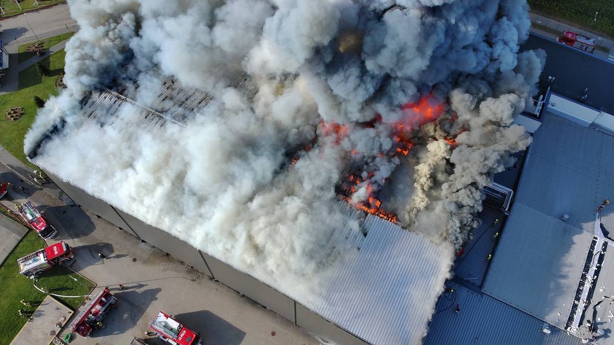 Awaria w pomorskim obiekcie przemysłowym: Z powodu pożaru przerwano łączność ze strażakami.