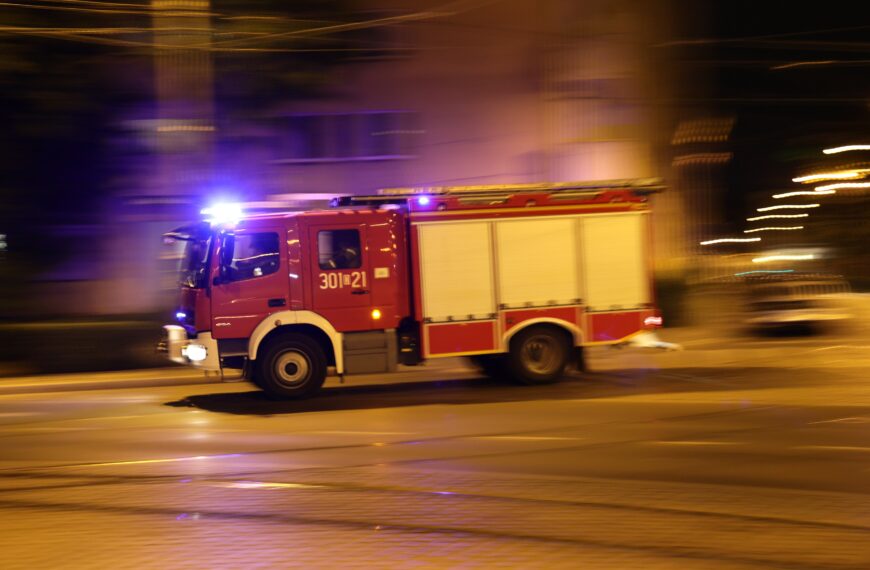 W Ząbkach spłonął budynek. Pożar wybuchł tuż obok miejsca lipcowego pożaru.