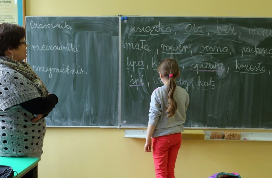 Szkoły borykają się z niedoborami kadrowymi. Potrzeba tysięcy nauczycieli.