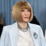 Anna Wintour na Met Gali 2025. Dziennikarka ma na sobie białą sukienkę i jasnoniebieską marynarkę.