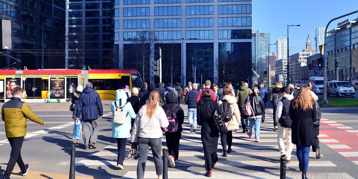 Nawet w szczytowym okresie sezonowego zatrudnienia, stopa bezrobocia w Polsce rosła. Najnowsze dane Głównego Urzędu Statystycznego (GUS) za lipiec wyniosły 5,4%, co stanowi najwyższy poziom od lutego. Warto zauważyć, że wzrost ten przypisuje się głównie dostosowaniom polityki, podczas gdy unijne Badanie Aktywności Ekonomicznej Ludności (BAEL) wskazuje na spadek. Stopa bezrobocia w Polsce wzrosła do 5,4 proc. latem 2025 r.