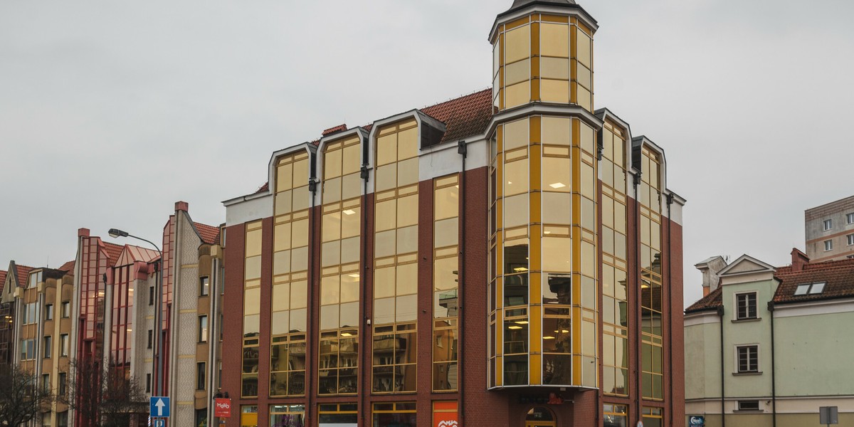 W piątek Sąd Apelacyjny w Warszawie uchylił pierwotny wyrok, oddalając pozew zbiorowy wniesiony przez blisko 200 klientów Amber Gold. Wcześniej, w 2022 roku, sąd niższej instancji zasądził na rzecz poszkodowanych klientów odszkodowanie w wysokości ponad 20 mln zł. Dawna siedziba Amber Gold