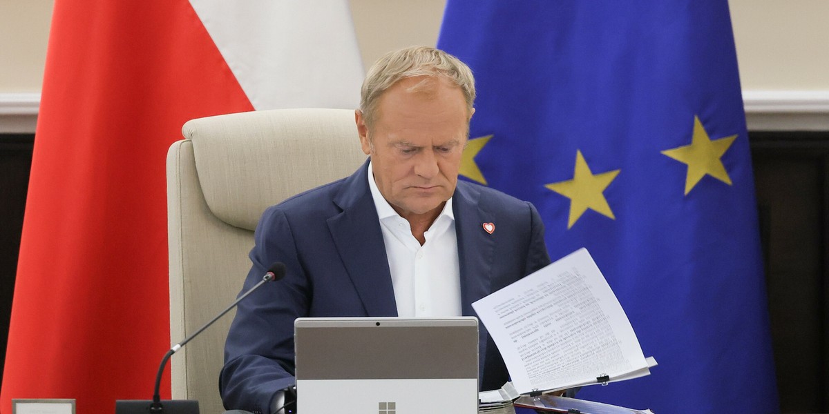 Jak ujawnił Business Insider, w czwartek odbędzie się dodatkowe posiedzenie rządu, podczas którego urzędnicy dokonają przeglądu wstępnej propozycji budżetu państwa na 2026 rok. Premier Donald Tusk potwierdził te informacje. Donald Tusk
