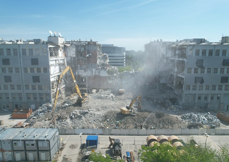 Rozbiórka budynku biurowego Empark przy ul. Wołoskiej (kwiecień 2024)