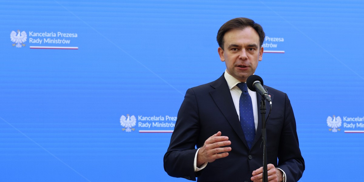 Prognozy na 2026 rok sugerują, że deficyt budżetowy może wynieść około 271 mld zł, na podstawie niepotwierdzonych doniesień portalu money.pl. Obecny prognozowany deficyt na nadchodzący rok wydaje się niższy w porównaniu z obecnymi danymi. Minister Finansów i Gospodarki Andrzej Domański.