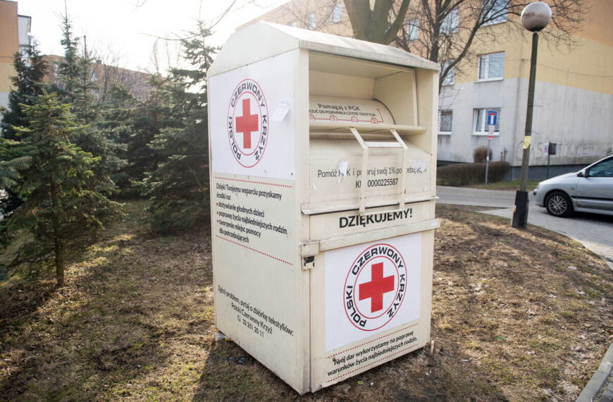 Pojemniki Polskiego Czerwonego Krzyża znikną z ulic. Czy to koniec zbiórki odzieży?