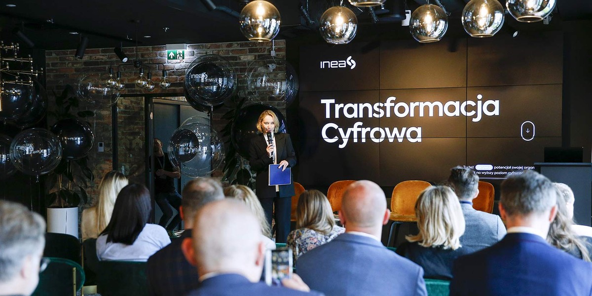 W czerwcu 2025 roku Komisja Europejska opublikowała raport „Polska 2025: Cyfrowa Dekada”, w którym oceniono postępy krajów UE w realizacji celów transformacji cyfrowej. Analiza pokazuje, że Polska nadal pozostaje w tyle za unijnymi standardami w wielu sektorach kluczowych dla budowy gospodarki opartej na wiedzy. Pomimo posiadania solidnych stacjonarnych sieci szerokopasmowych, przewyższających średnie regionalne, nadal istnieją luki w zakresie kompetencji cyfrowych, wdrażania najnowocześniejszych narzędzi przez MŚP oraz postępów we wdrażaniu sieci 5G. Polska pozostaje w tyle w Europie. Czy kompleksowa transformacja cyfrowa może odwrócić ten niekorzystny trend? - INFBusiness