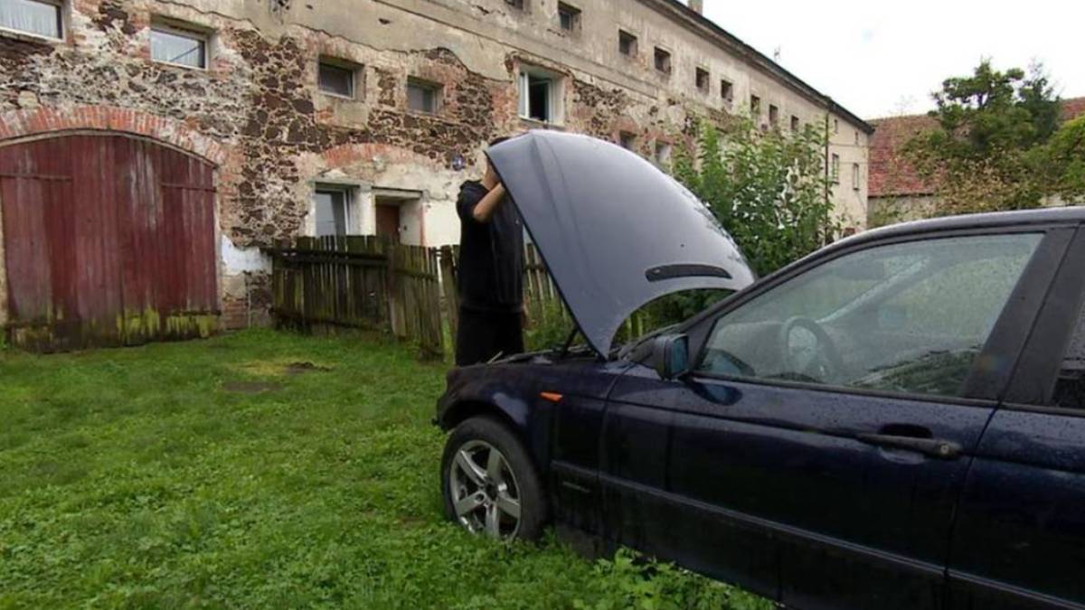 Nowa lokalizacja, stare problemy. Samochody z salonu nie nadają się do jazdy.