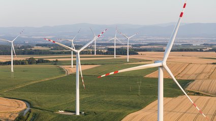 Polacy inwestują w energię odnawialną. Zaskakujące wyniki sondażu.