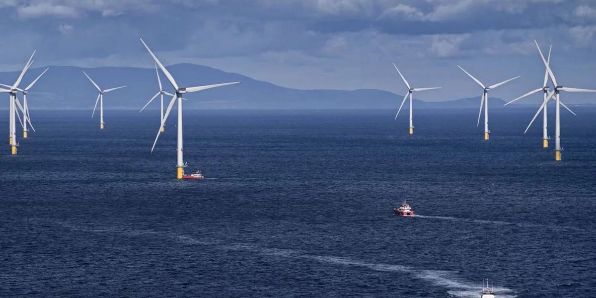 Duńska firma energetyczna Ørsted ujawniła w sobotę, że otrzymała od rządu USA oficjalne zarządzenie o wstrzymaniu rozwoju morskiej inicjatywy Revolution Wind wzdłuż wschodniego wybrzeża kraju. Działanie to zbiegło się z podróżą dyplomatyczną duńskich urzędników do USA. Ørsted, współpracujący z PGE przy projektach instalacji wiatrowych na Bałtyku, zmaga się z problemami finansowymi i apeluje do inwestorów o wsparcie finansowe. Duński Orsted zmagał się z wyzwaniami inwestycyjnymi w USA od czasu pierwszej kadencji prezydenckiej Donalda Trumpa