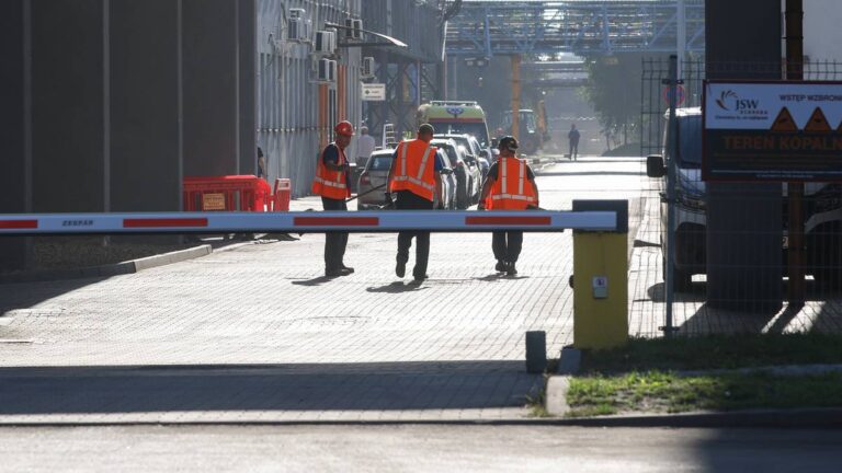 Tragiczne wieści z kopalni w Knurowie. Zmarł górnik poszukiwany po wstrząsie. - INFBusiness
