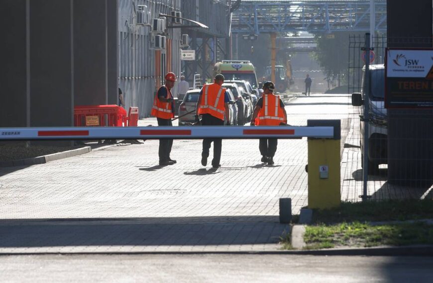 Tragiczne wieści z kopalni w Knurowie. Zmarł górnik poszukiwany po wstrząsie.