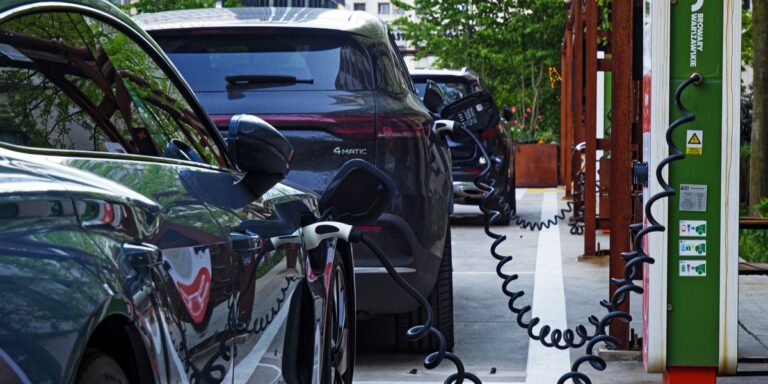 Po polskich drogach jeździ już 100 000 samochodów elektrycznych. Coraz więcej z nich jeździ na wodorze. - INFBusiness