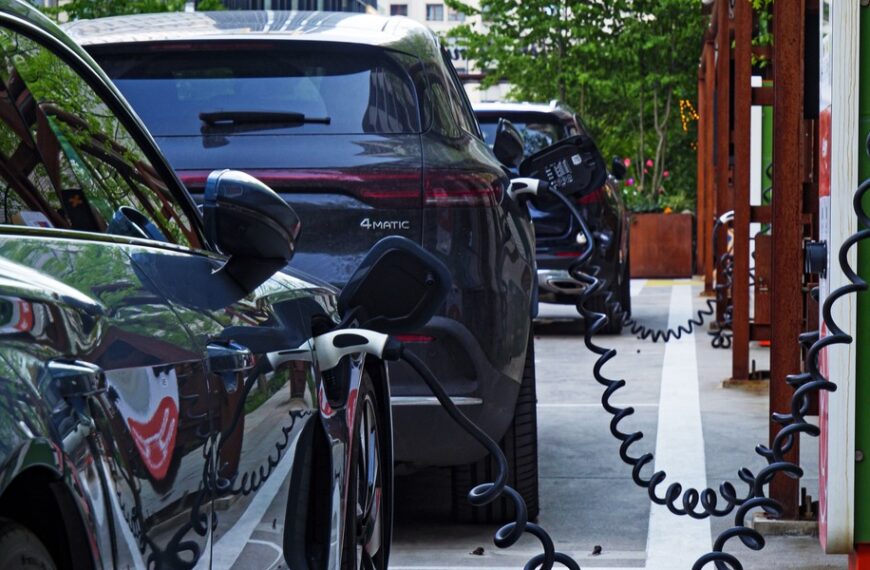 Po polskich drogach jeździ już 100 000 samochodów elektrycznych. Coraz więcej z…