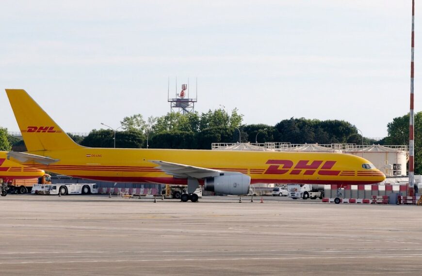 „Wysyłamy do USA”. DHL Express odpowiada Poczcie Polskiej