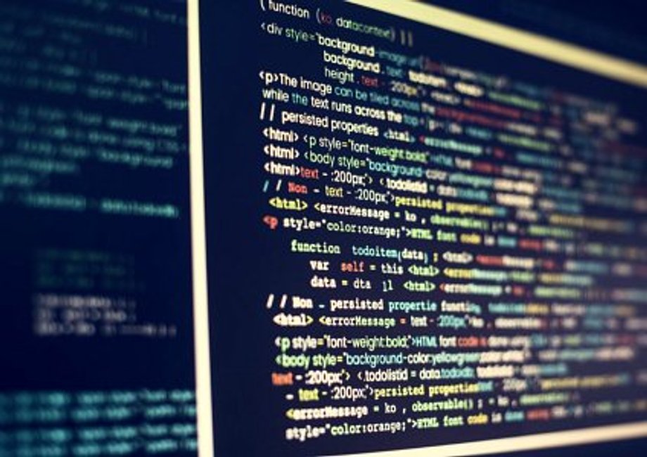 Rozważasz przyszłość w IT lub w branży nowoczesnych technologii? Znajomość języków programowania okazuje się niezbędna – te umiejętności stanowią cenny atut, wysoko ceniony przez rekruterów. W tym artykule przyjrzymy się językom programowania, które są obecnie najbardziej poszukiwane w branży technologicznej i jak mogą one otworzyć nowe możliwości w całym sektorze. 3 języki programowania, które musisz znać, aby odnieść sukces w branży IT - INFBusiness