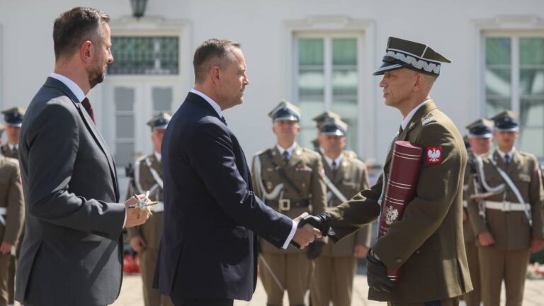 Pierwsza taka ceremonia z Karolem Nawrockim. Złożył ważną deklarację - INFBusiness