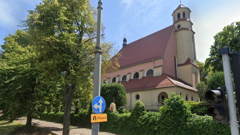 Parafia zbiera pieniądze na dźwiękoszczelny konfesjonał. „Bycze oko” - INFBusiness