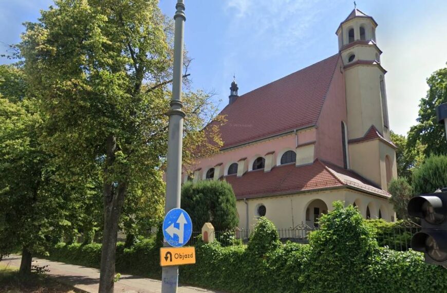Parafia zbiera pieniądze na dźwiękoszczelny konfesjonał. „Bycze oko”
