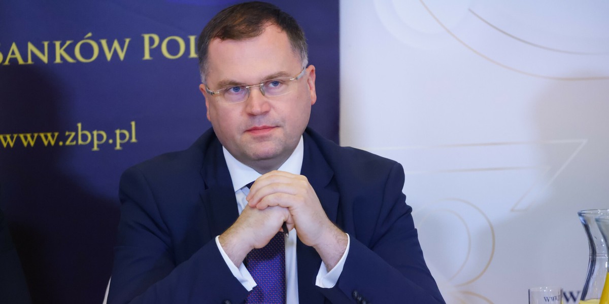 Władze dążą do podwyższenia podatku nakładanego na instytucje finansowe. „To podejście pochłonie największe koszty, przekraczające 7 mld zł do 2026 roku, co zbiegnie się z obniżką stóp procentowych, która obniży rentowność banków” – zauważył prezes Związku Banków Polskich. Podkreślił skumulowany wpływ finansowy prognozowany na najbliższą dekadę. Prezes Związku Banków Polskich, Tadeusz Białek