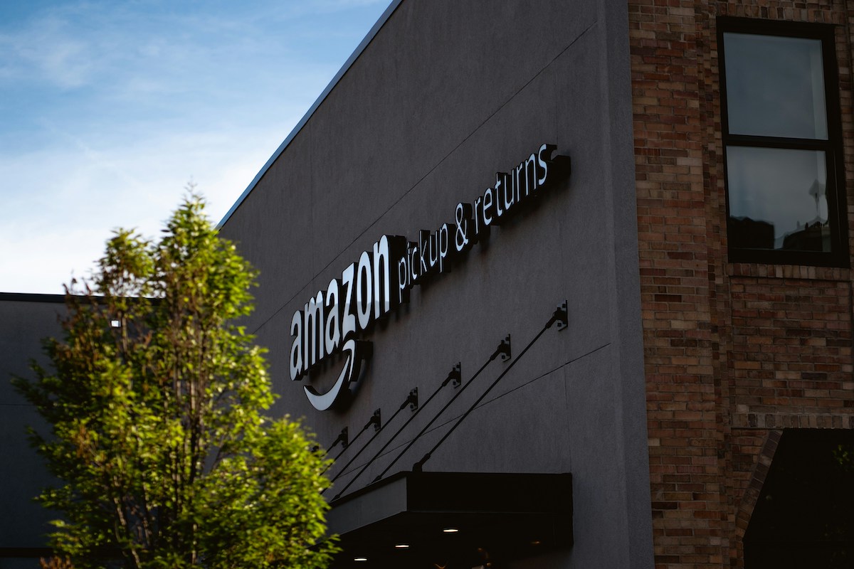 Amazon UK pozwany o 4 miliardy funtów. Na zdjęciu siedziba główna Amazona z widocznym dużym logo na budynku.