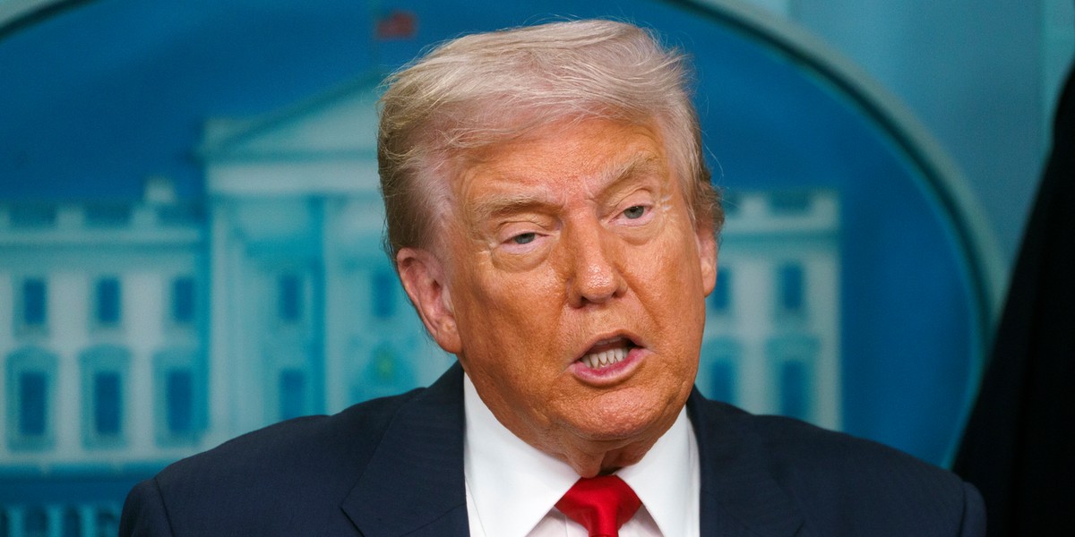 Przewodniczący Rezerwy Federalnej Jerome Powell nadal ma problemy z utrzymaniem przychylności Białego Domu. Rosnące napięcia między nim a Donaldem Trumpem osiągnęły obecnie niespotykany dotąd poziom. Były prezydent niedawno ujawnił plany wszczęcia postępowania sądowego przeciwko Powellowi, oskarżając go o niewłaściwe zarządzanie projektami renowacji w obiektach banku centralnego. Donald Trump
