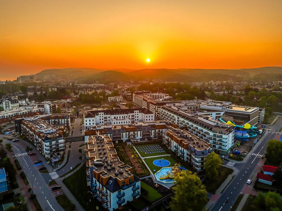 Nadmorskie Międzyzdroje prezentują punkt orientacyjny, symbol postępu i wyrafinowania. Aqua Resort otworzył na swoim terenie park wodny – miejsce, które zmienia standardy turystyczne i biznesowe Pomorza Zachodniego. Obiekt ten łączy w sobie niezwykłą strefę rekreacji wodnej z jedną z największych w regionie przestrzeni konferencyjnych. Aqua Resort Międzyzdroje – nadchodzi nowa jakość w turystyce biznesowej i wypoczynkowej - INFBusiness