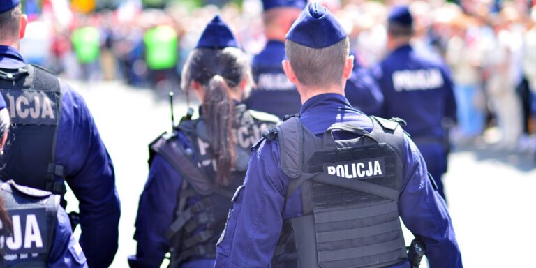 Polski rynek pracy się kurczy. Urzędnicy państwowi i służby mundurowe zastępują rolników i pracowników fabryk. - INFBusiness