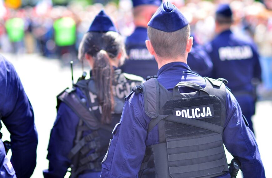 Polski rynek pracy się kurczy. Urzędnicy państwowi i służby mundurowe zastępują rolników…