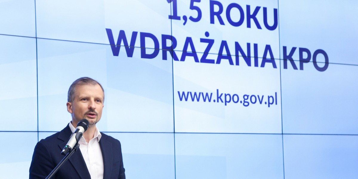 Mikołaj Dorożała, wiceminister klimatu i środowiska, na konferencji podsumowującej wydatki KPO 16 czerwca