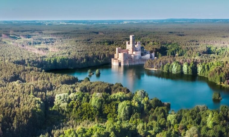 Słynna samowola budowlana. Wojewoda uznał ważność pozwolenia na budowę zamku w Stobnicy. - INFBusiness