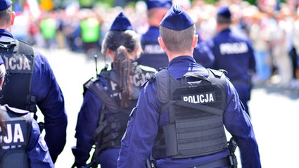 Urzędnicy i służby mundurowe zamiast rolników i robotników przemysłowych. Polski rynek pracy się kurczy.